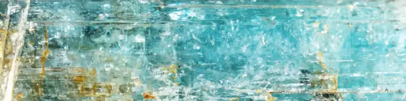 Raw aquamarine stone