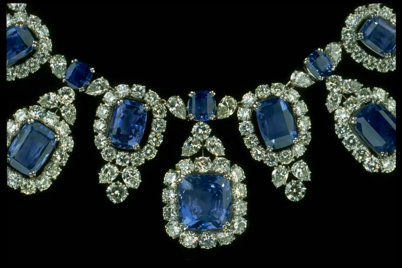 birthstone-september-sapphire-blue-hall-necklace